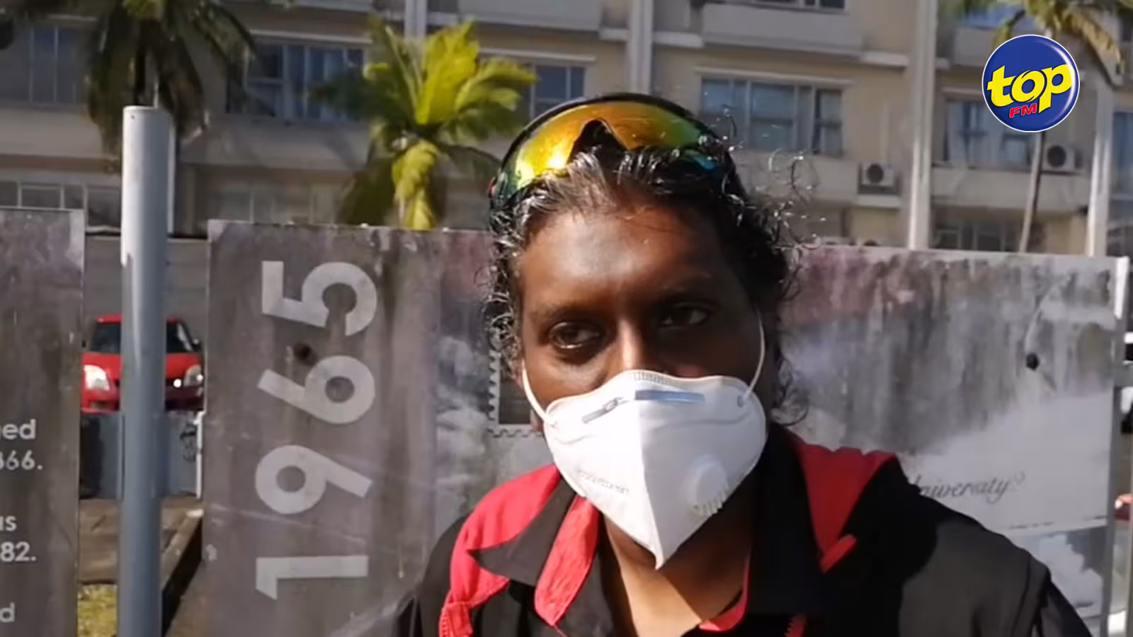 Devant l’Hôtel du gouvernement ce matin : l’activiste Reuben Pillay se fait arracher sa pancarte sur laquelle il réclamait la démission du Speaker