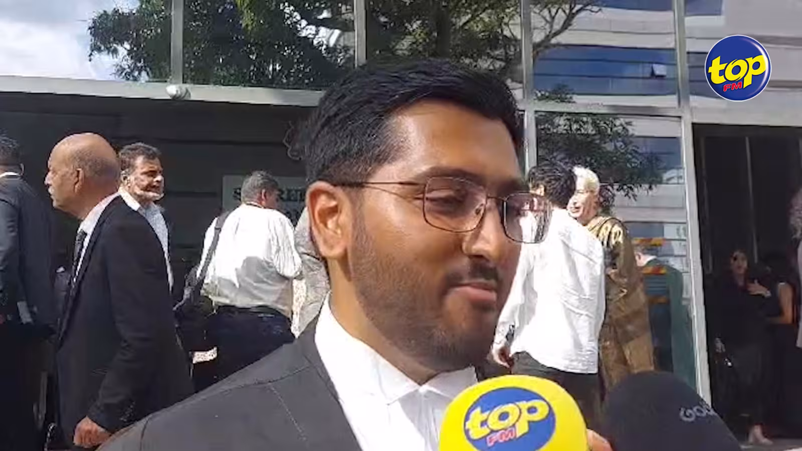 Rishon Bhadain intègre le barreau après plusieurs années d’étude : Fierté et émotions lors de sa prestation de serment 