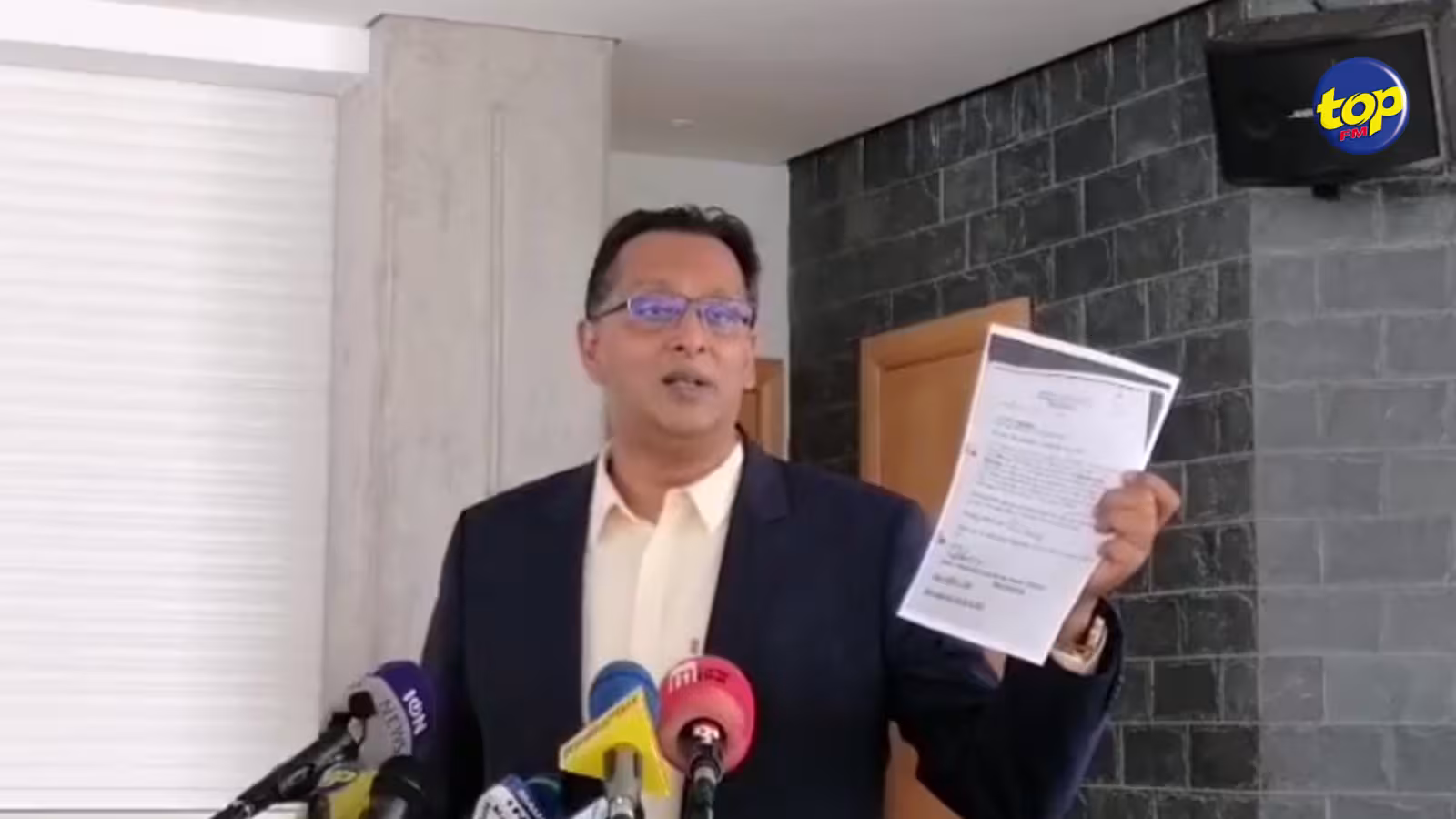 Nouveau rebondissement : ‘où en est l’affaire où l’ASP Ghoorah a été arrêté en 2013 pour avoir faussé l’enquête sur un viol’, Roshi Bhadain réclame des réponses