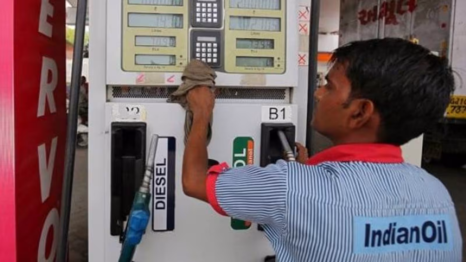 Réduction de la TVA : le prix de l’essence baisse de Rs 8 par litre à New Delhi