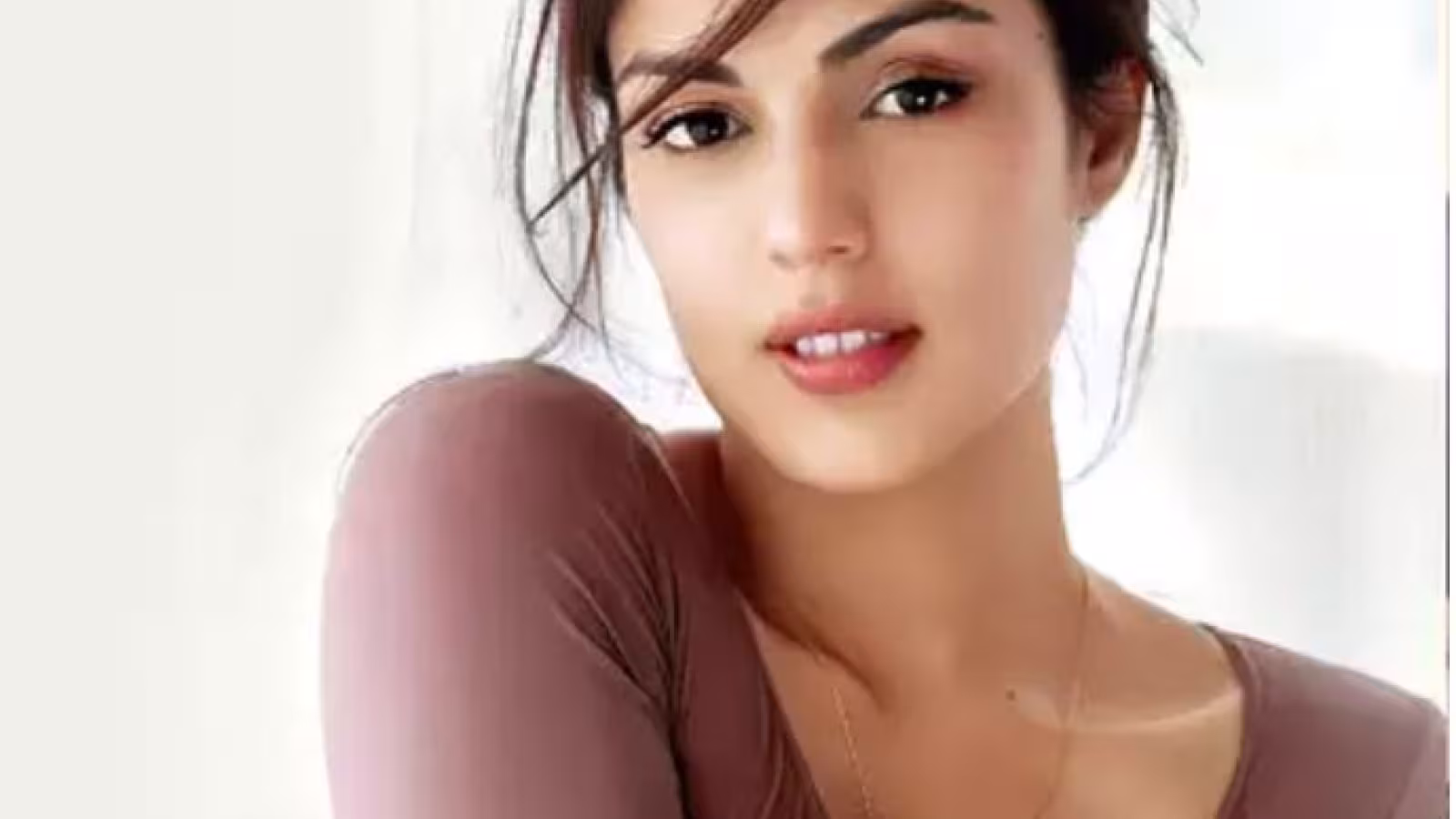 L’actrice Rhea Chakraborty réapparaît pour répondre à une accusation de blanchiment