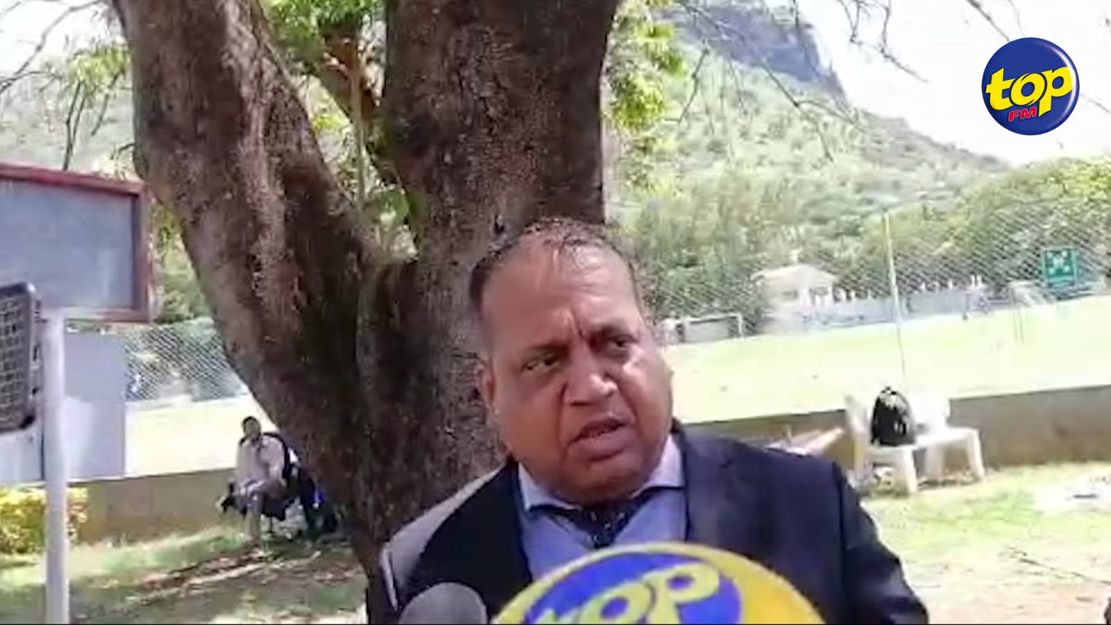 Vidéo gag sur l’histoire du chemin de 3 km : « c’est ene simé double lane’, avance Sham Mathura