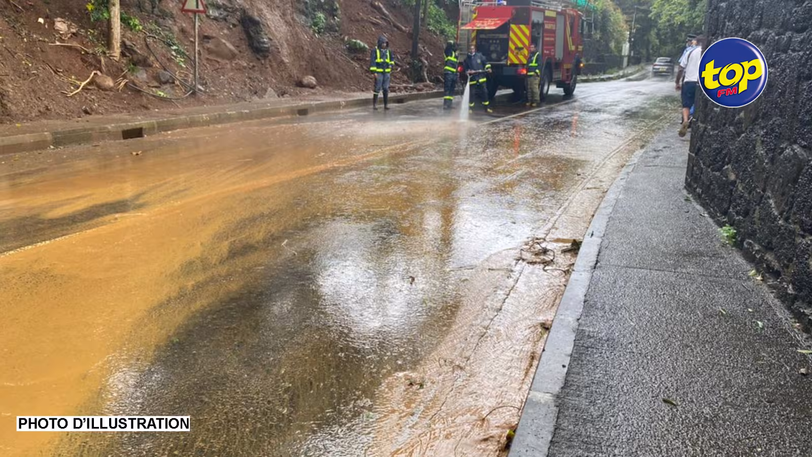 En raison du mauvais temps : Des barrières en plastique sur la route à Souillac