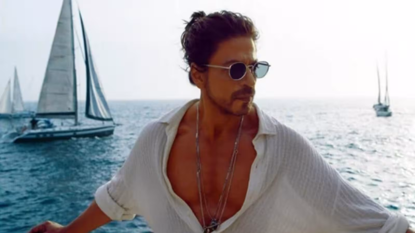 Shah Rukh Khan et Amitab Bachan dénoncent  les trolls de droite concernant  le bikni safran de Deepika dans Pathaan