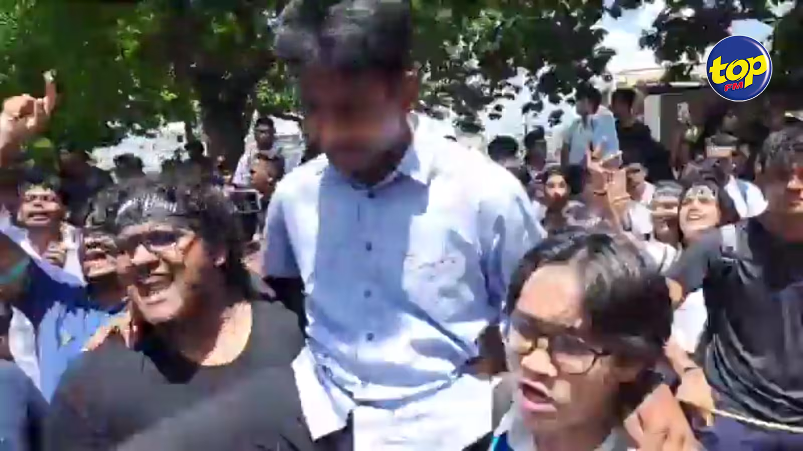 Lauréat au collège Royal de Port-Louis: “ces élèves ont persévéré ,  ont montré beaucoup de résilience surtout avec les bouleversements causés par  la pandémie de Covid 19 ,” rappelle  le recteur Devendra Reechaye