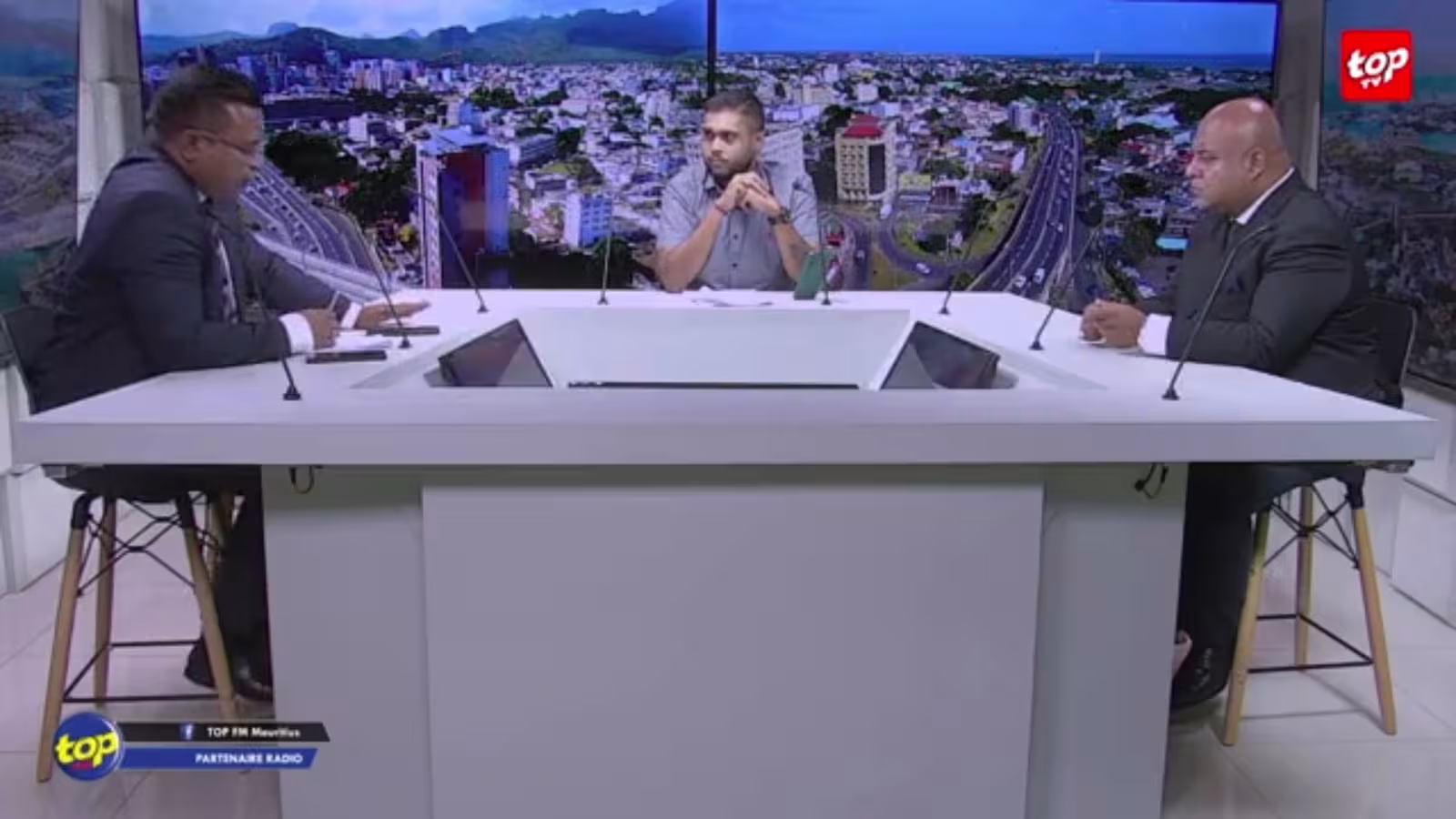 Photos de ses opposants politiques en compagnie de Bruneau Laurette brandit par le PM au Parlement:  ” Tout dimoune présumé innocent juskaki la cour trouve zot coupable” avance Me Rouben Mooroongapillay