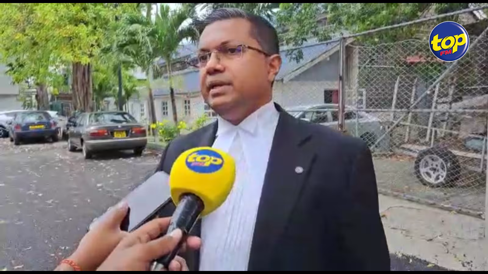 Les téléphones cellulaires et ordinateur portables de Bruneau Laurette passés au crible : ‘‘Line donne so permission volontairement, li ene open book,’’ insiste Me Anoop Goodary