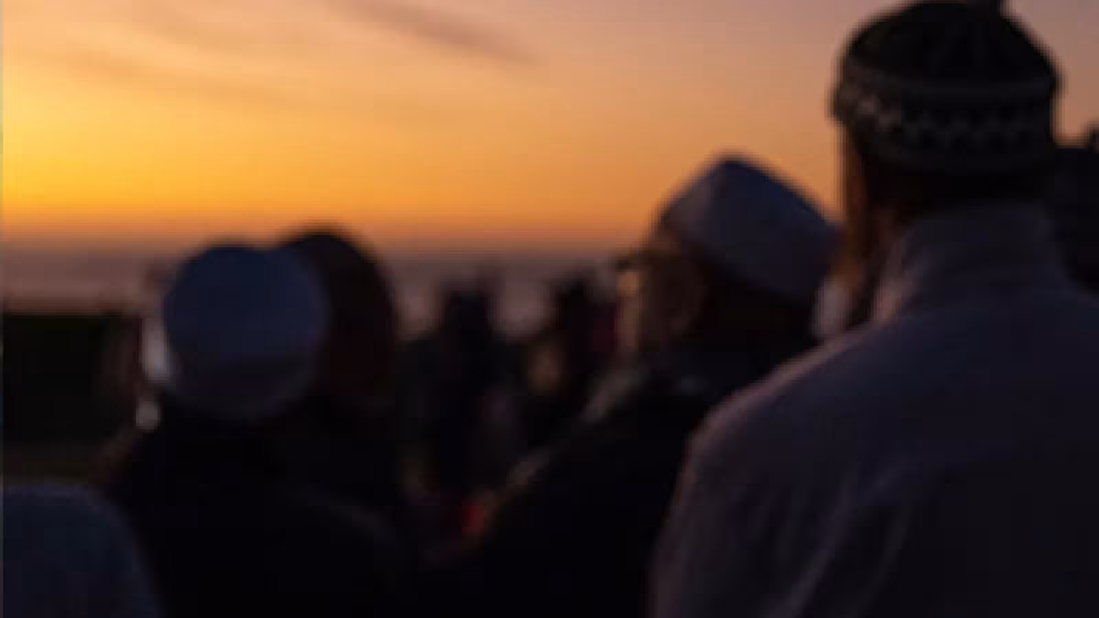 "Le mystère du croissant de lune : l'Eid pourrait être demain ou mardi, selon l'apparition du ciel ce soir."