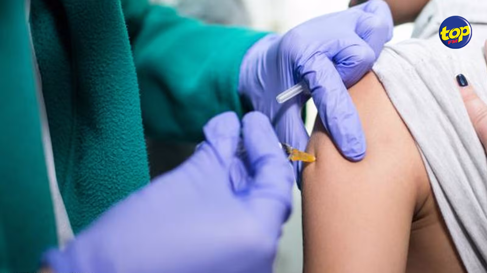Covid-19 : un élève de 14 ans de l’Universal College allègue avoir reçu deux doses de vaccin en 5 secondes… une plainte déposée à la police