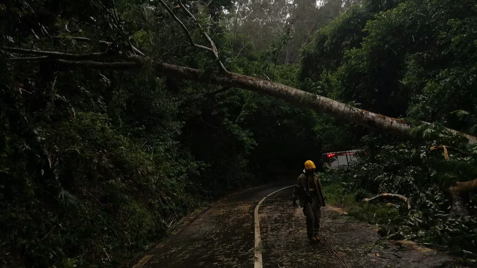 Intempéries : la route menant à Chamarel obstruée et fermée à la circulation