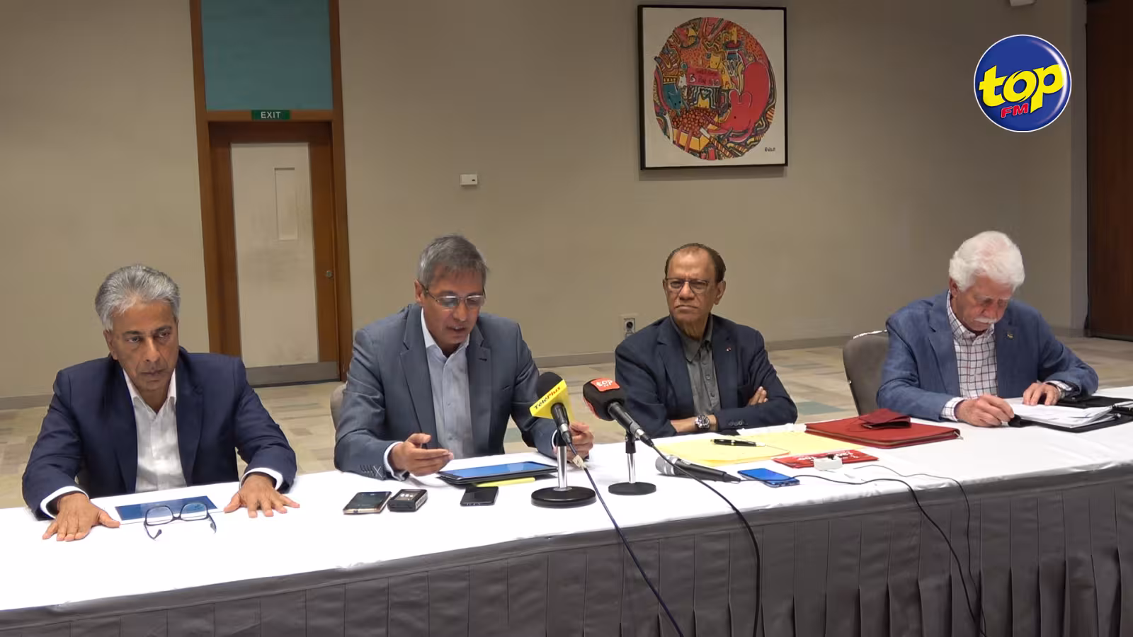 Xavier-Luc Duval renvoie au 31 décembre la distribution de cadeaux au personnel de l’hôpital ENT : « Apparemment, j’ai besoin de la permission du ministre de la Santé », ironise le leader de l’opposition