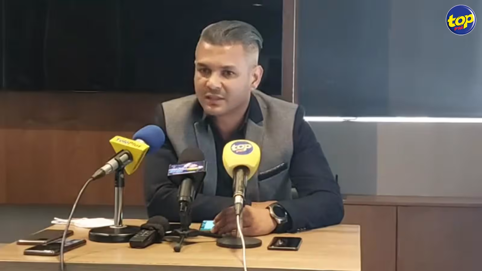 “Plusieurs camarades dans le gouvernement in demande moi join le parti si mo bizin kit l’aide pour promouvoir le sport”, précise Yannick Catherine