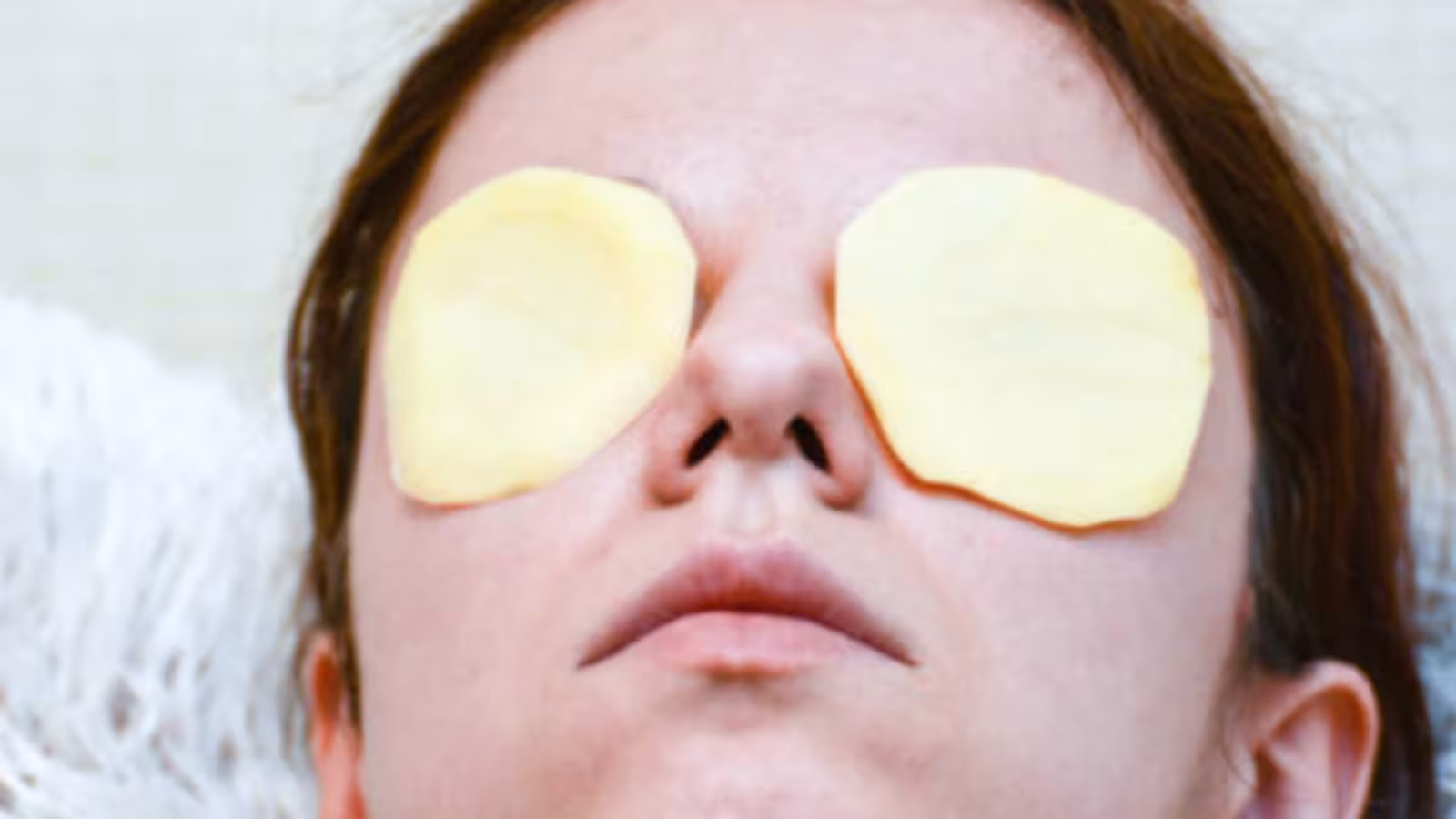 Le cataplasme de pomme de terre pour lutter contre les cernes