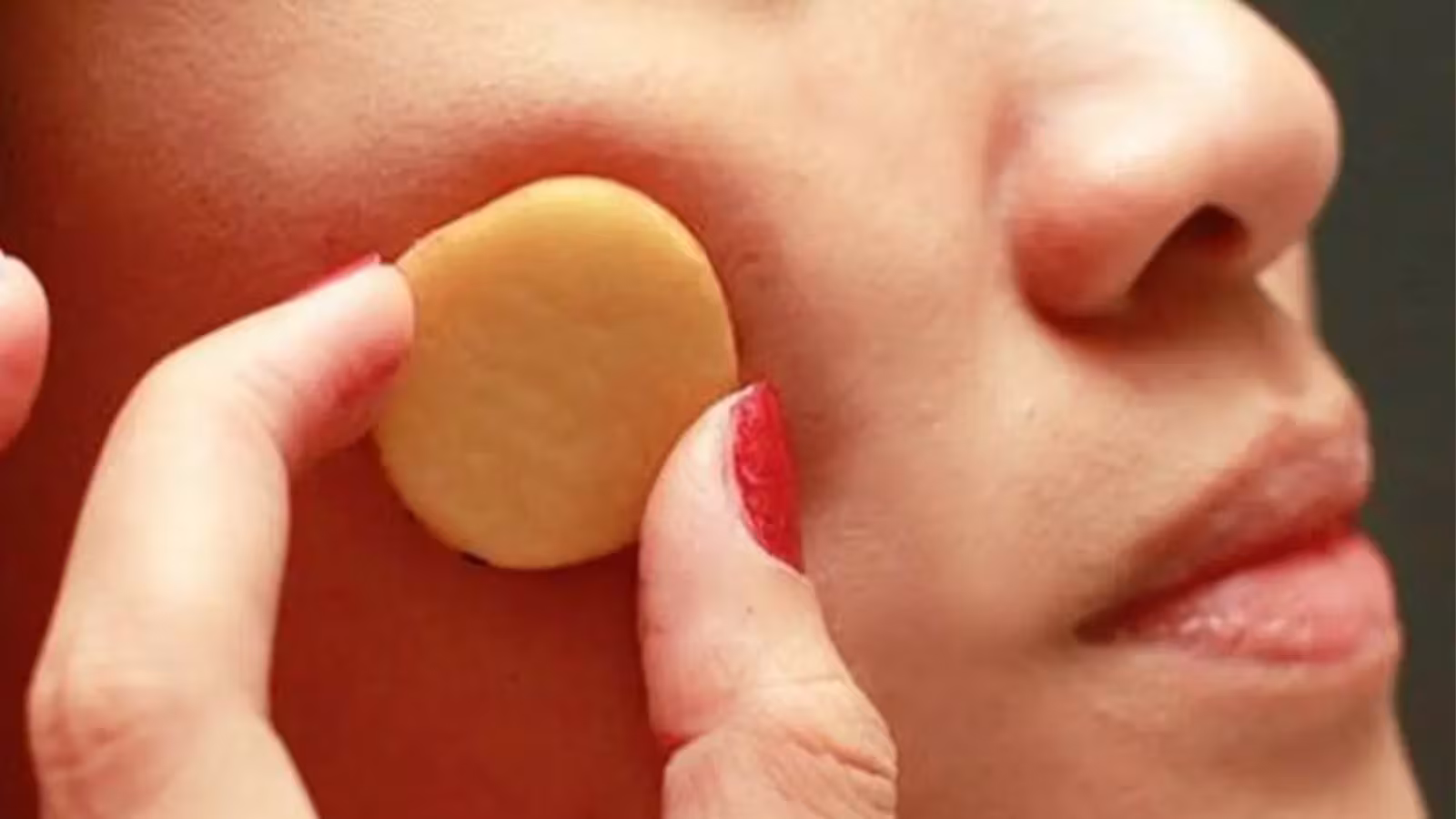 La pomme de terre contre les taches brunes liées à l’âge et au soleil