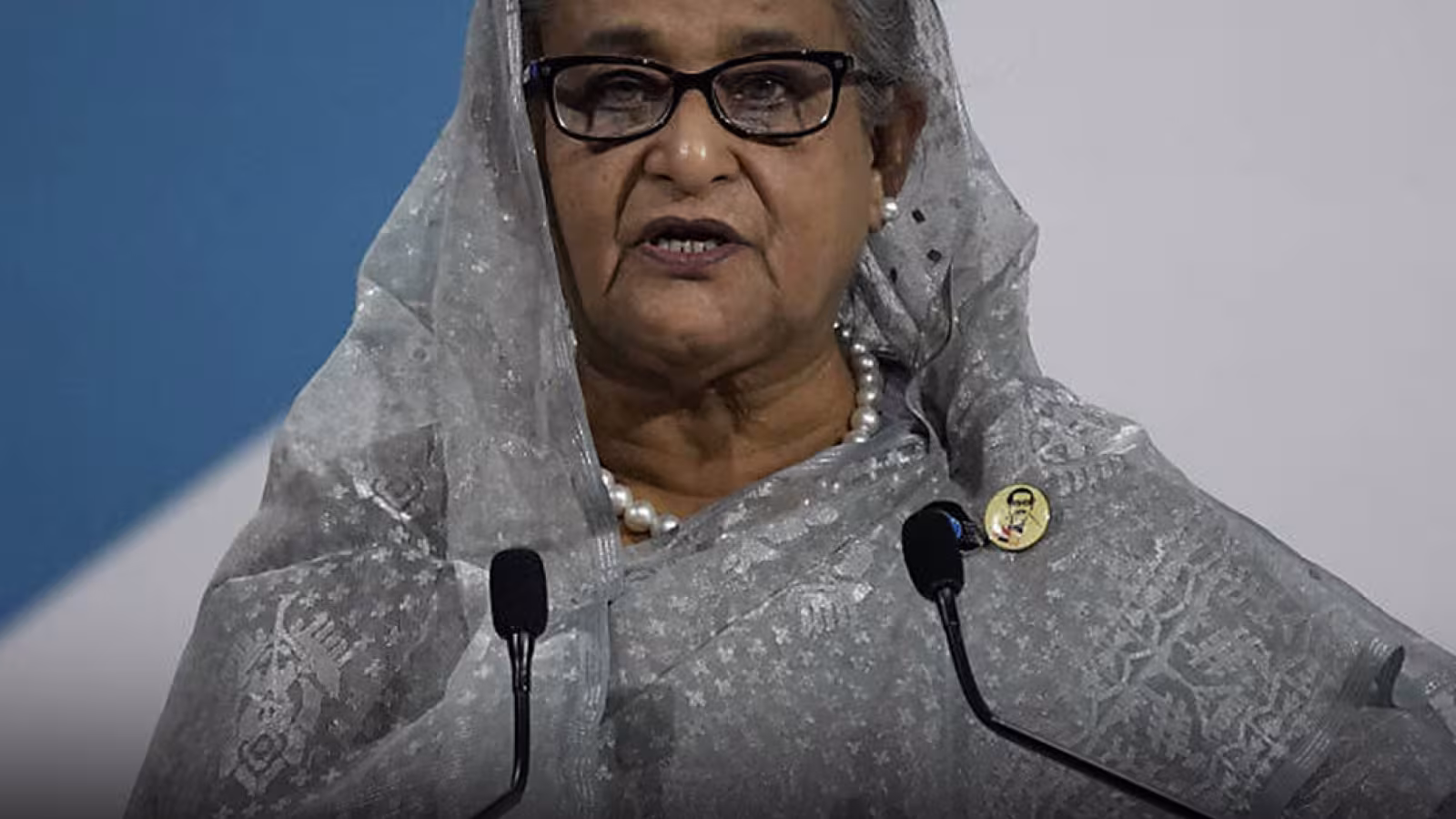 Au Bangladesh : La première ministre du Bangladesh a démissionné.