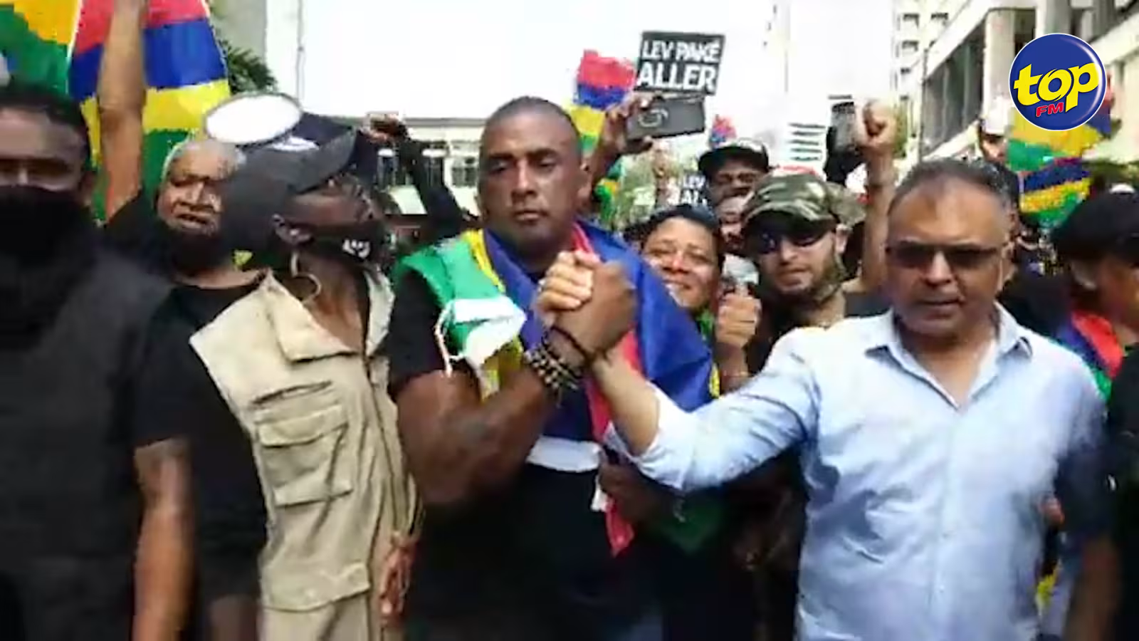 Bruneau Laurette ému par le soutien et la reconnaissance du peuple mauricien : « Mo pas pou rentre dans aucene parti politique, si ena pou sanz système la nous sanz li ensam », lance l’activiste en s’adressant à la foule
