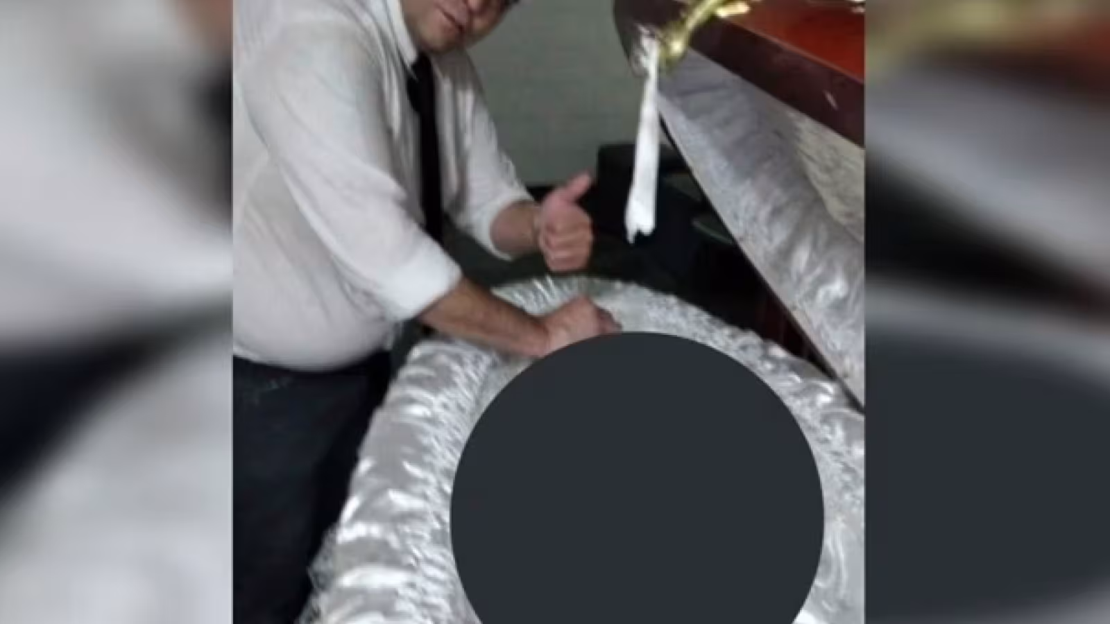 Des photos d’employés des pompes funèbres prises devant le cercueil ouvert de Maradona scandalisent l’Argentine