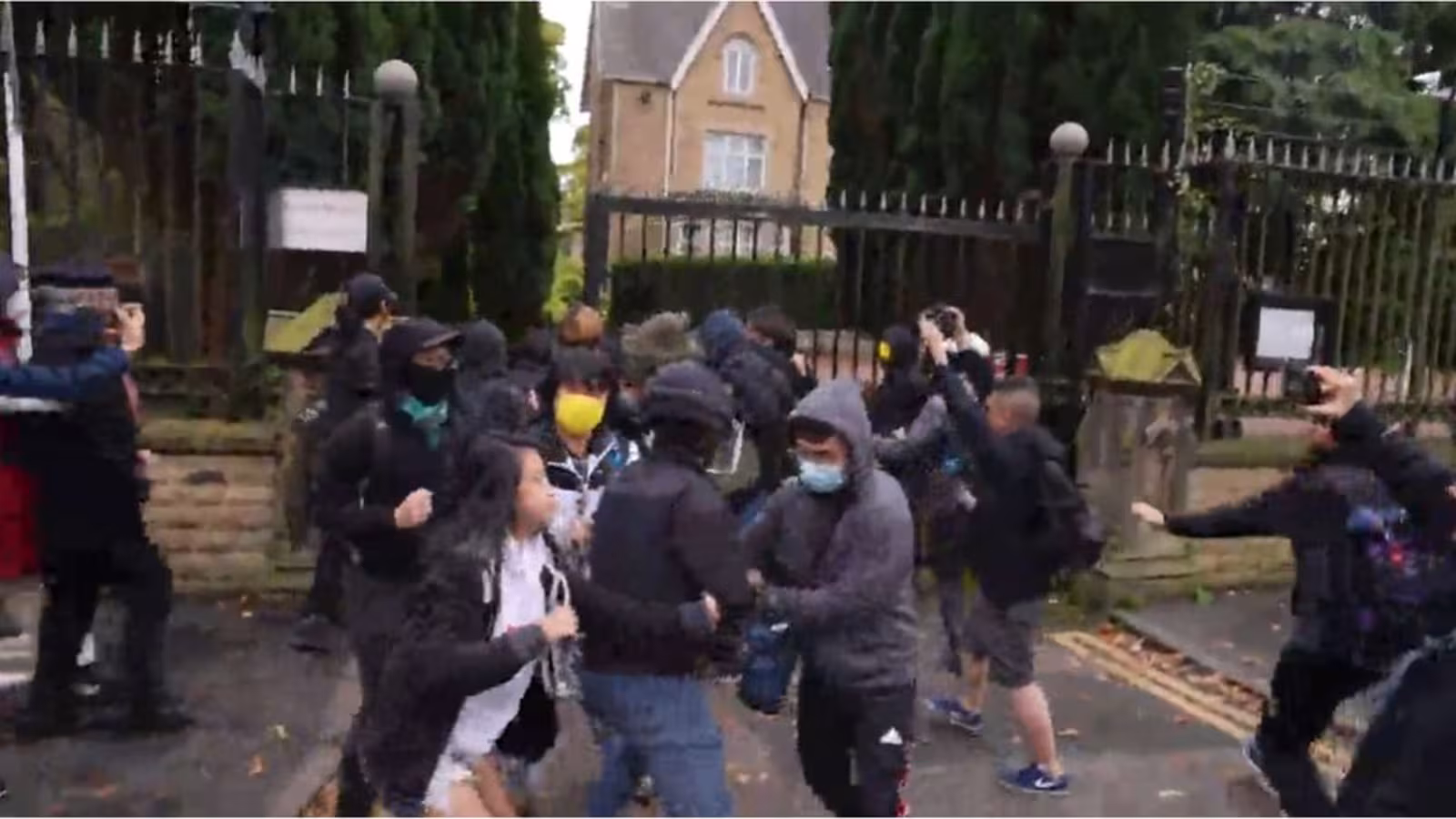 Sauvagerie chinoise : Des diplomates communistes frappent un manifestant pro Hong Kong à Manchester