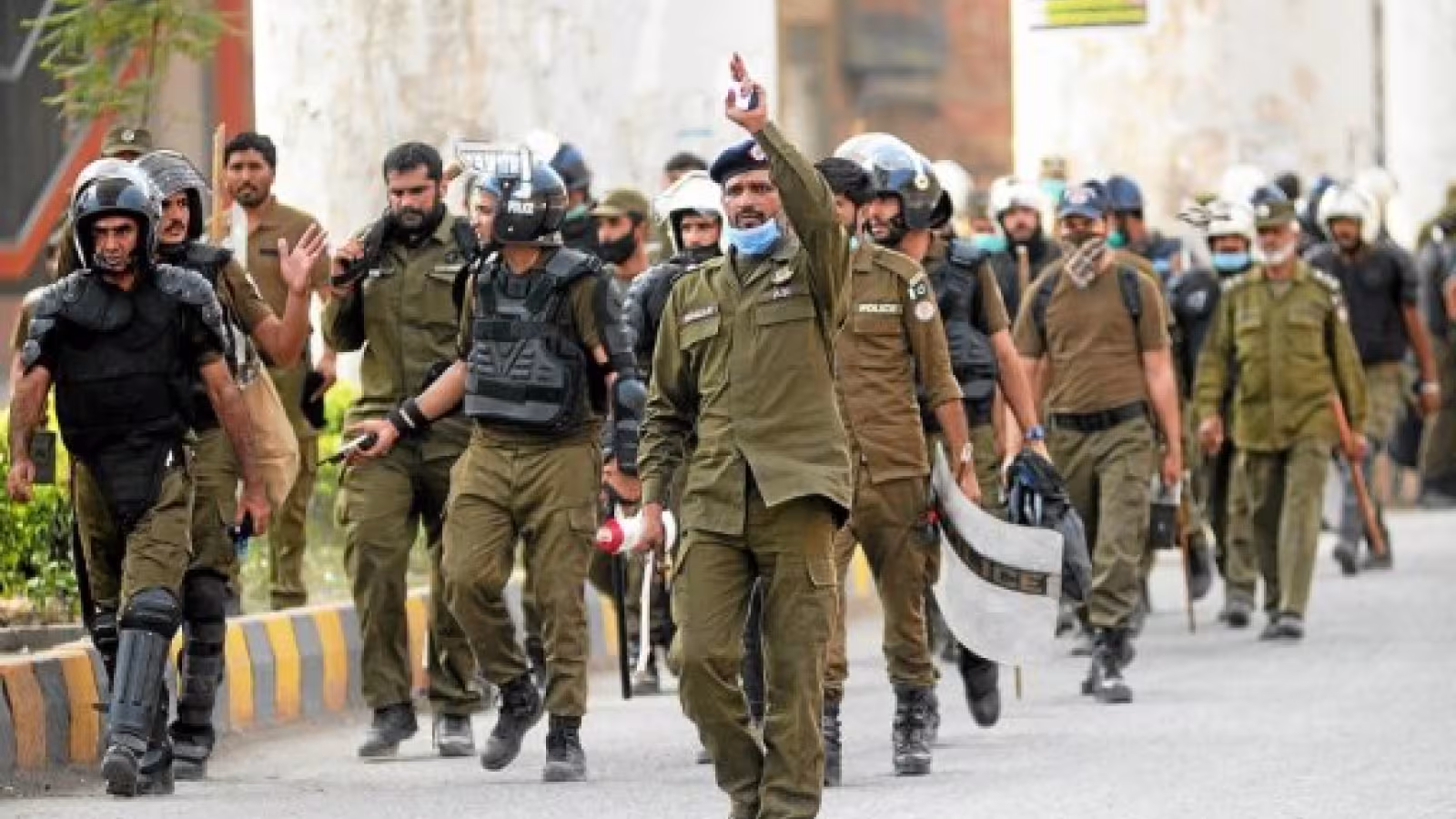 Au moins sept policiers pakistanais pris en otage par des manifestants anti-France