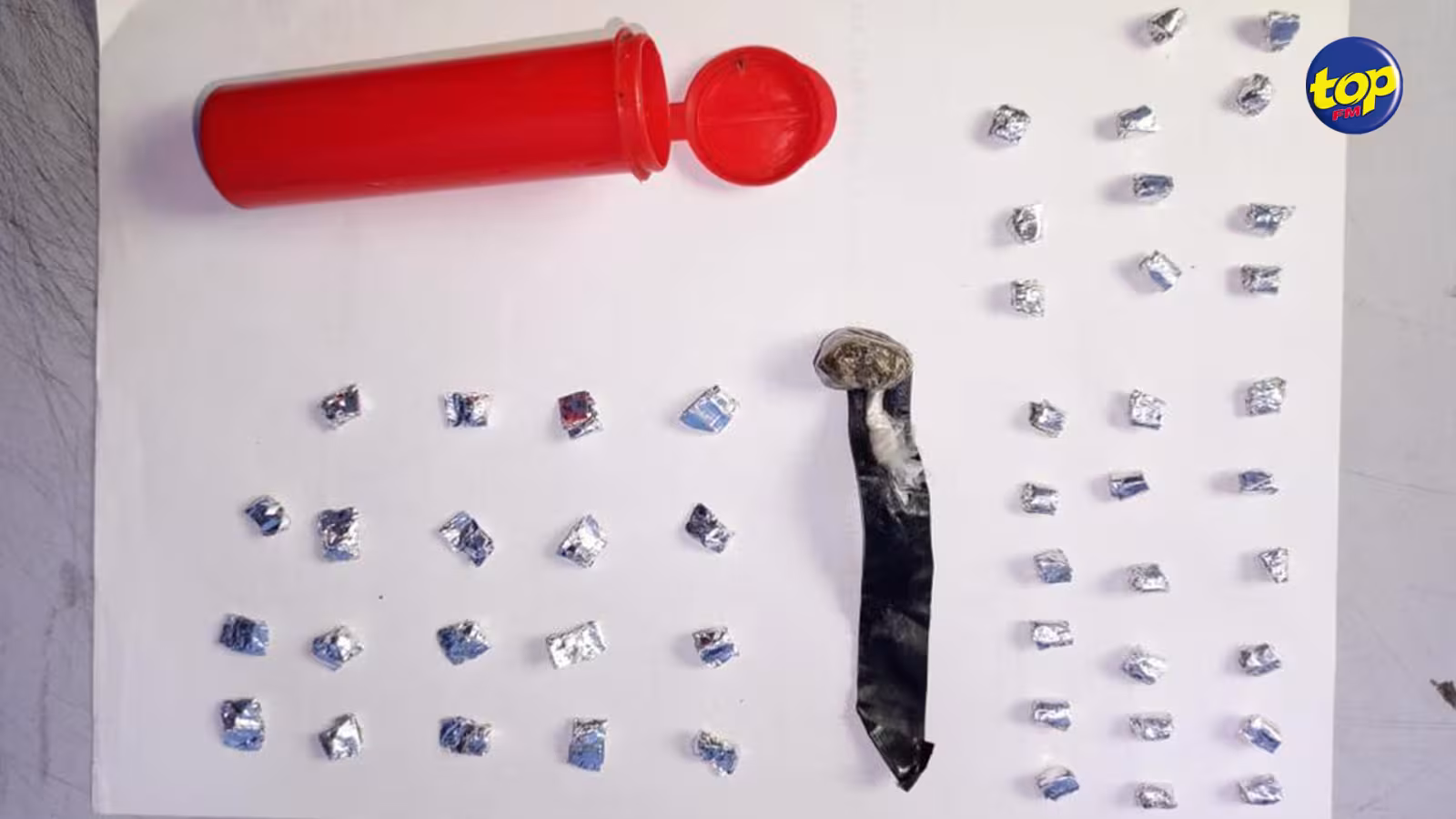 À Camp La Roche, Riche Fond : il laisse tomber un récipient contenant de la drogue en voyant des policiers