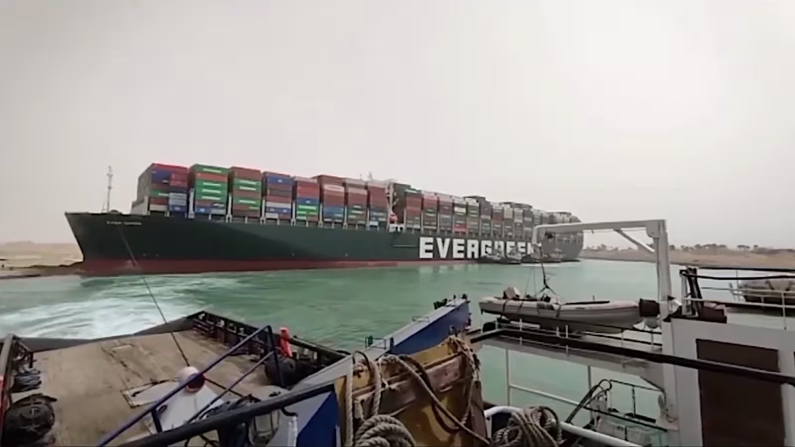 Le porte-conteneurs qui bloquait le canal de Suez enfin débloqué à 80 %