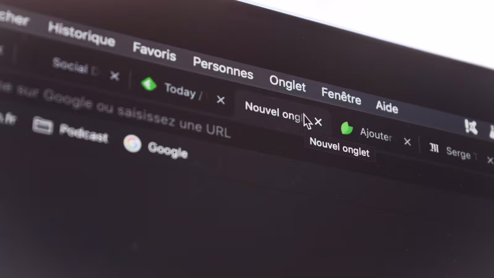 Google pense qu’en affichant seulement le nom de domaine à la place d’URL complète d’une page, Chrome pourrait protéger les internautes contre certaines formes de piratage.