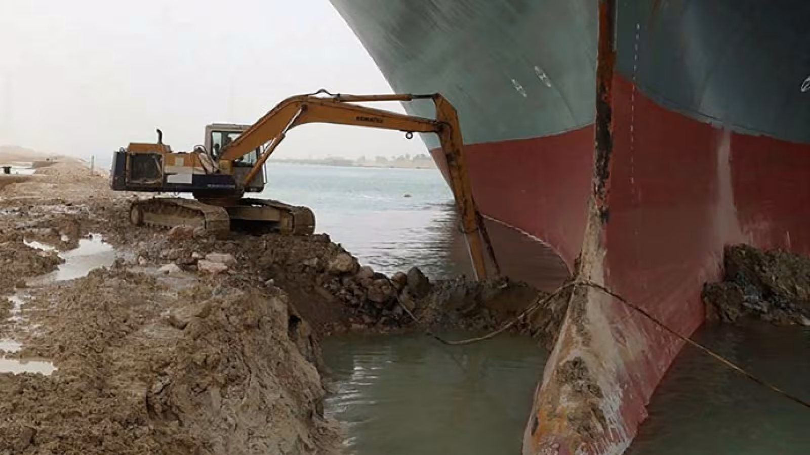 Canal de Suez : le propriétaire du navire coincé espère un déblocage dès ce samedi soir