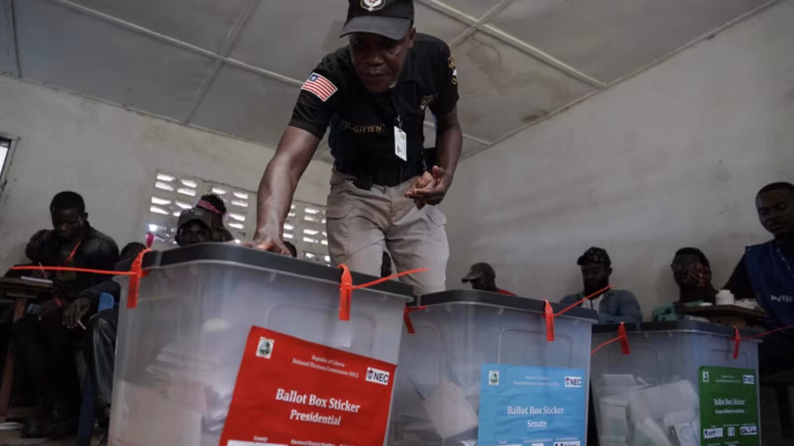 Présidentielle au Liberia : George Weah et Joseph Boakai au coude à coude, selon des résultats provisoires