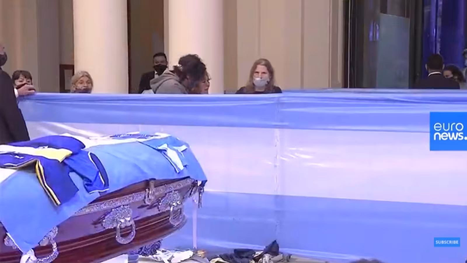 Des milliers de personnes défilent en ce moment devant le cercueil de Maradona