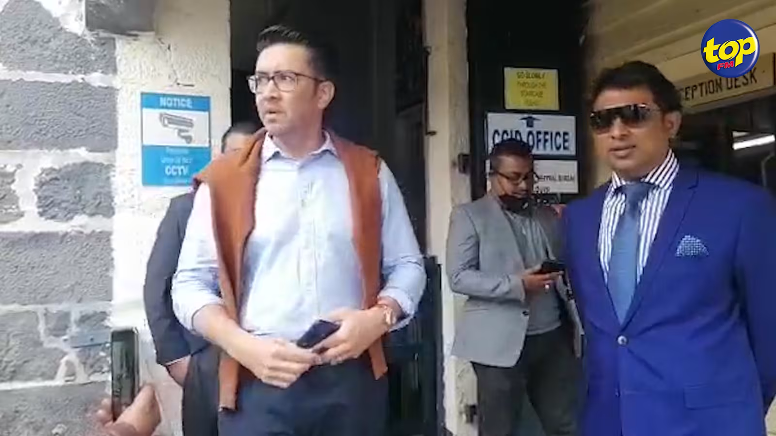 Interpellation des deux plaisanciers, Jonathan et Josué Dardenne : discussions entre Me Shakeel Mohamed et des officiers au CCID ce matin.