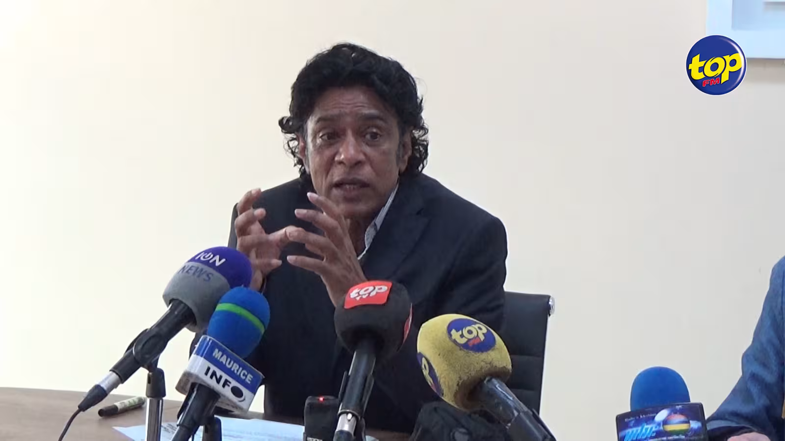 Éducation : « Chaque fois que la ministre Dookun-Luchoomun change le protocole, c’est un traumatisme pour le pays », s’insurge Nando Bodha
