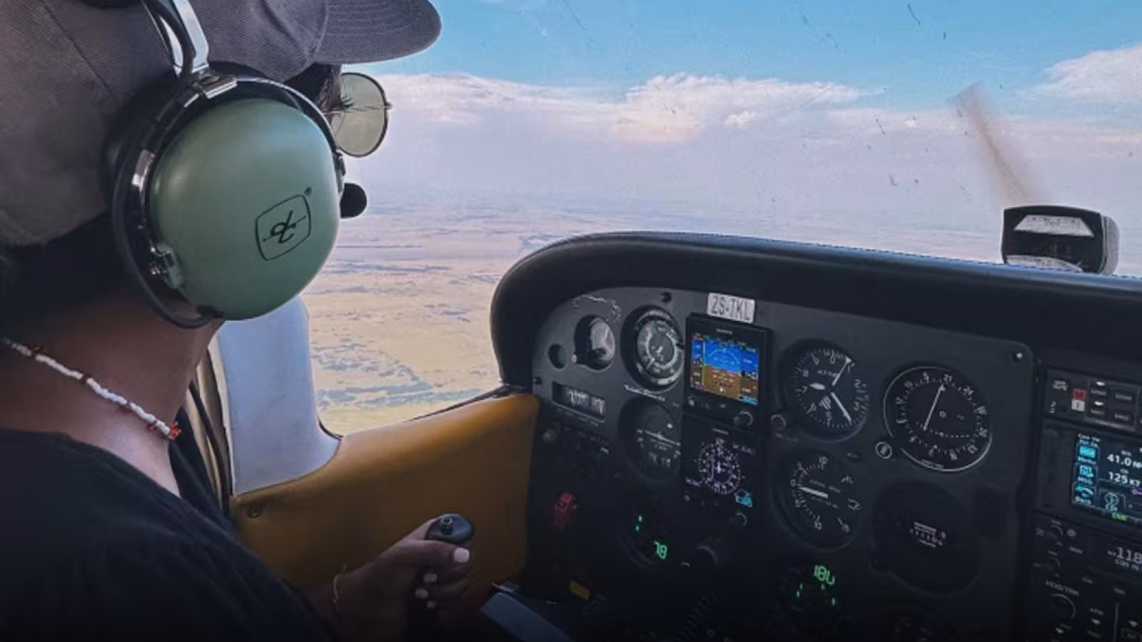 À bord d’un Cessna 172 : Pallavee Appigadoo, première femme pilote mauricienne à relier l'Afrique du Sud, atterrit à Maurice.