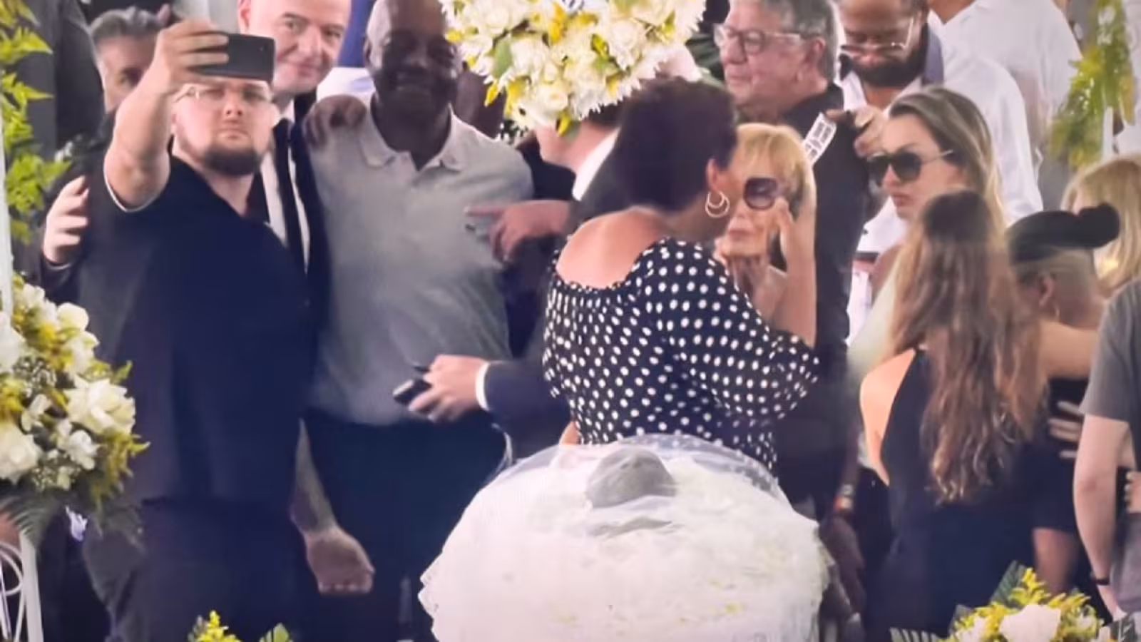 Aux obsèques de Pelé, Infantino fait scandale en multipliant les selfies devant le cercueil