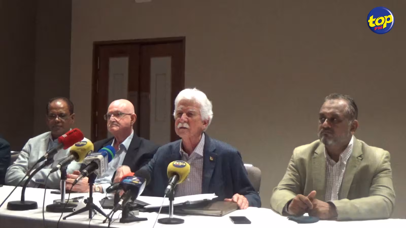 Réouverture partielle des frontières : Paul Bérenger dénonce la « mauvaise gestion » du gouvernement