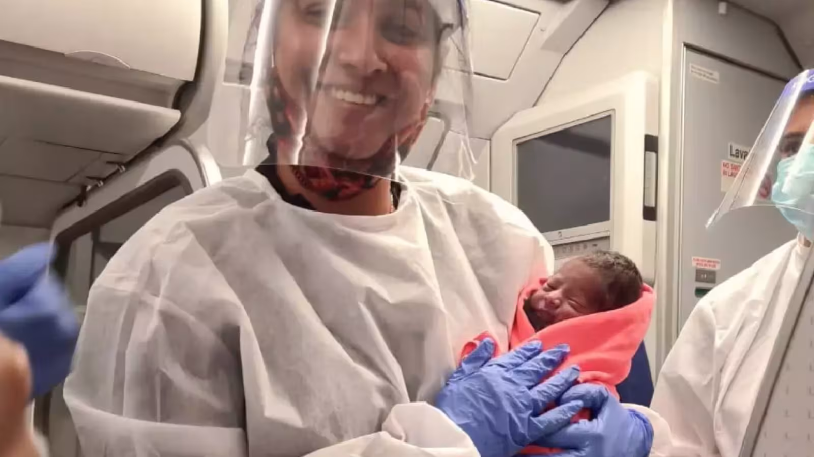 Un prématuré vient au monde dans un avion au-dessus de l’Inde