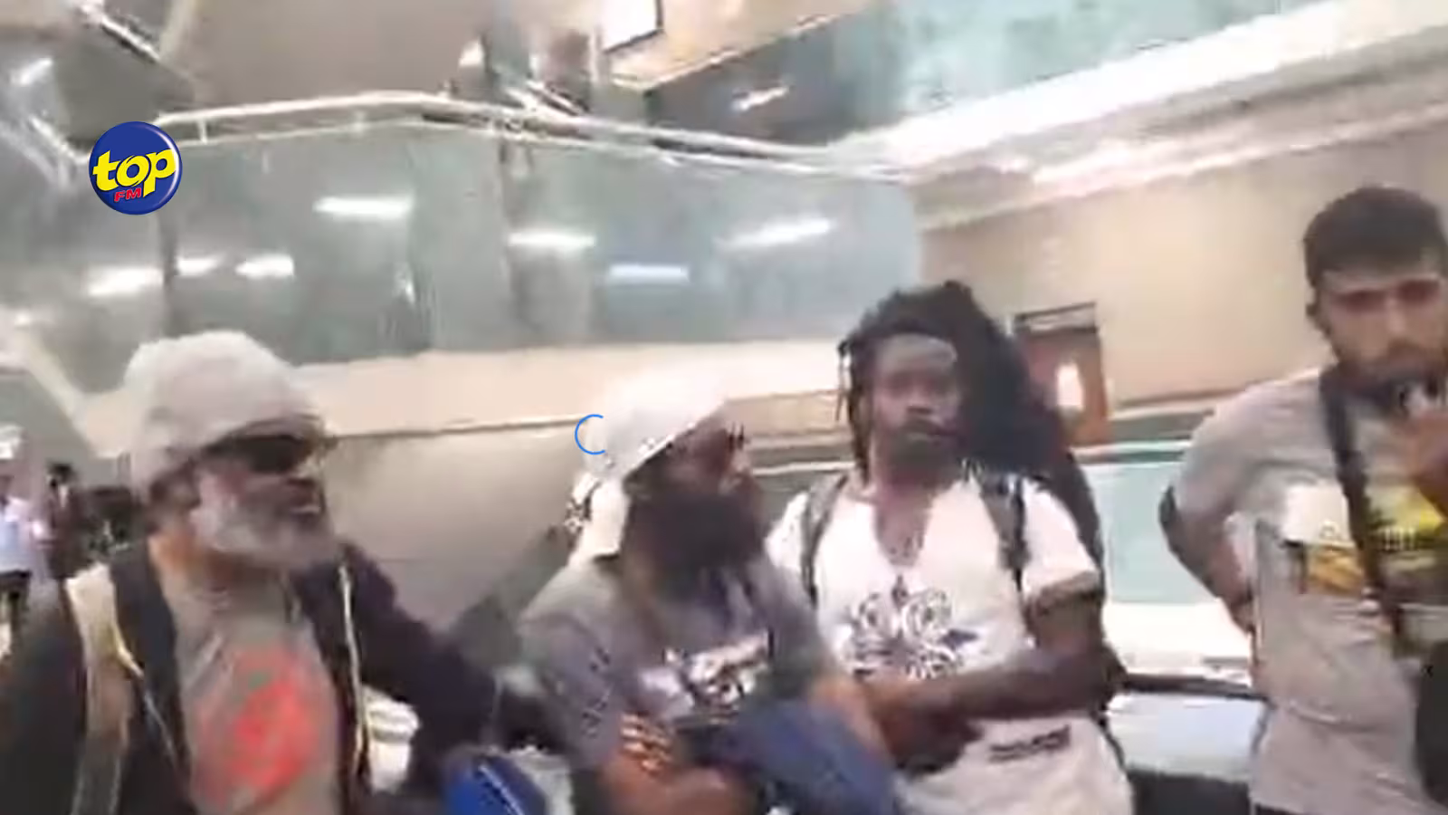 Pour avoir entamé une grève de la faim devant la Government House réclamant la reconnaissance de leur culture: après leur arrestation les 12 membres de Zenfan Zion et Kolektif Lavwa Rasta ont comparu devant le tribunal