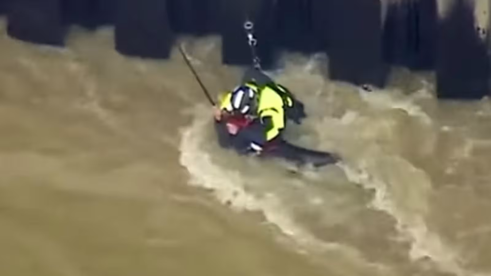 Sauvetage spectaculaire d’un chauffeur pris dans les courants déchaînés d’une rivière