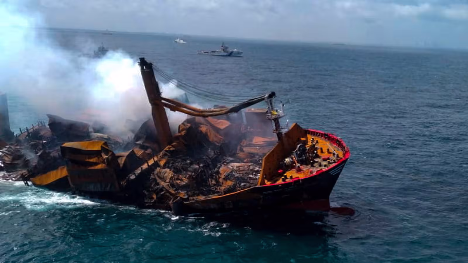 Catastrophe – un navire chargé de pétrole et d’acide coule en ce moment au large du Sri Lanka