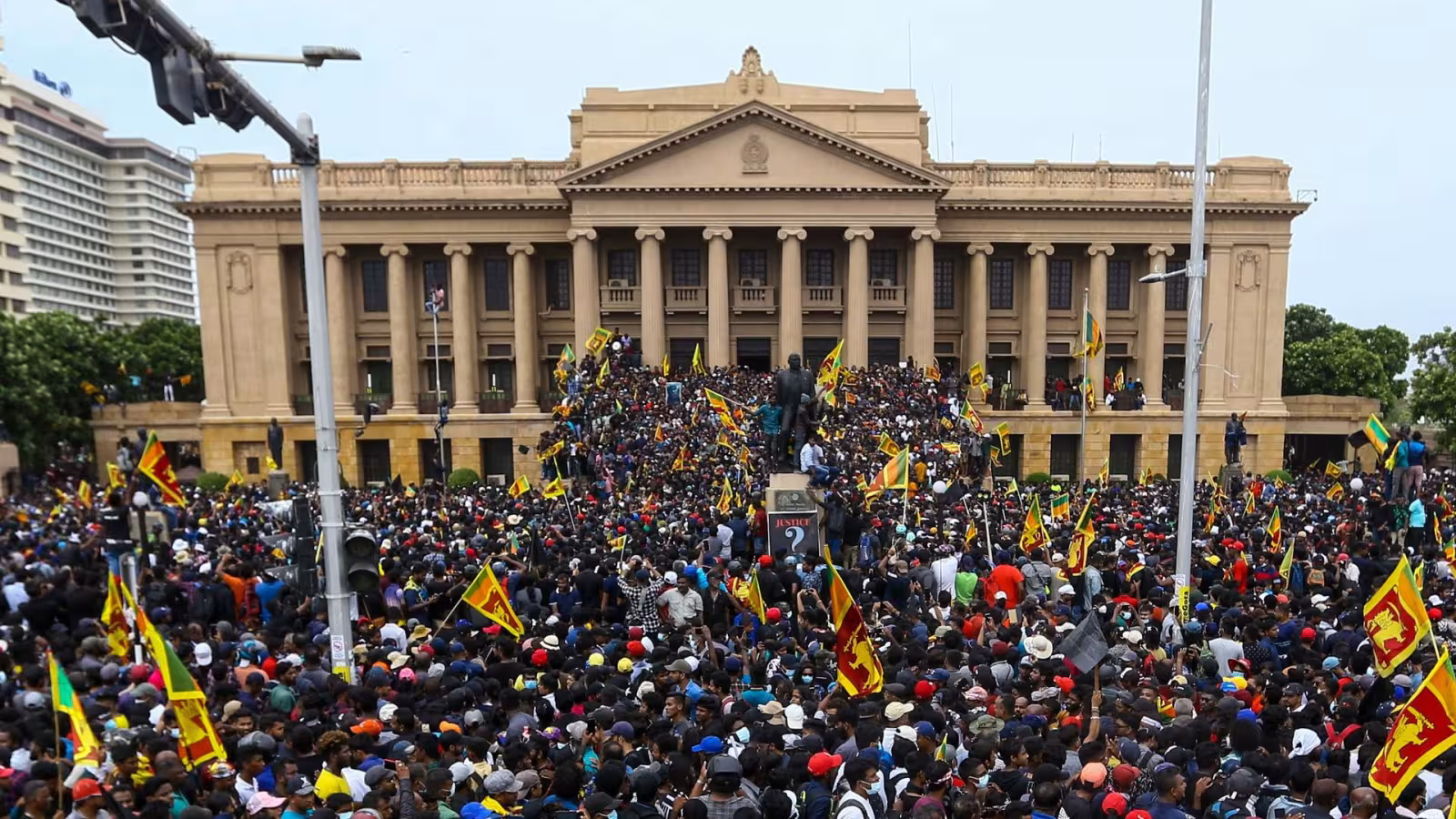 Crise politique au Sri Lanka : Le président bloqué à l’aéroport de Colombo