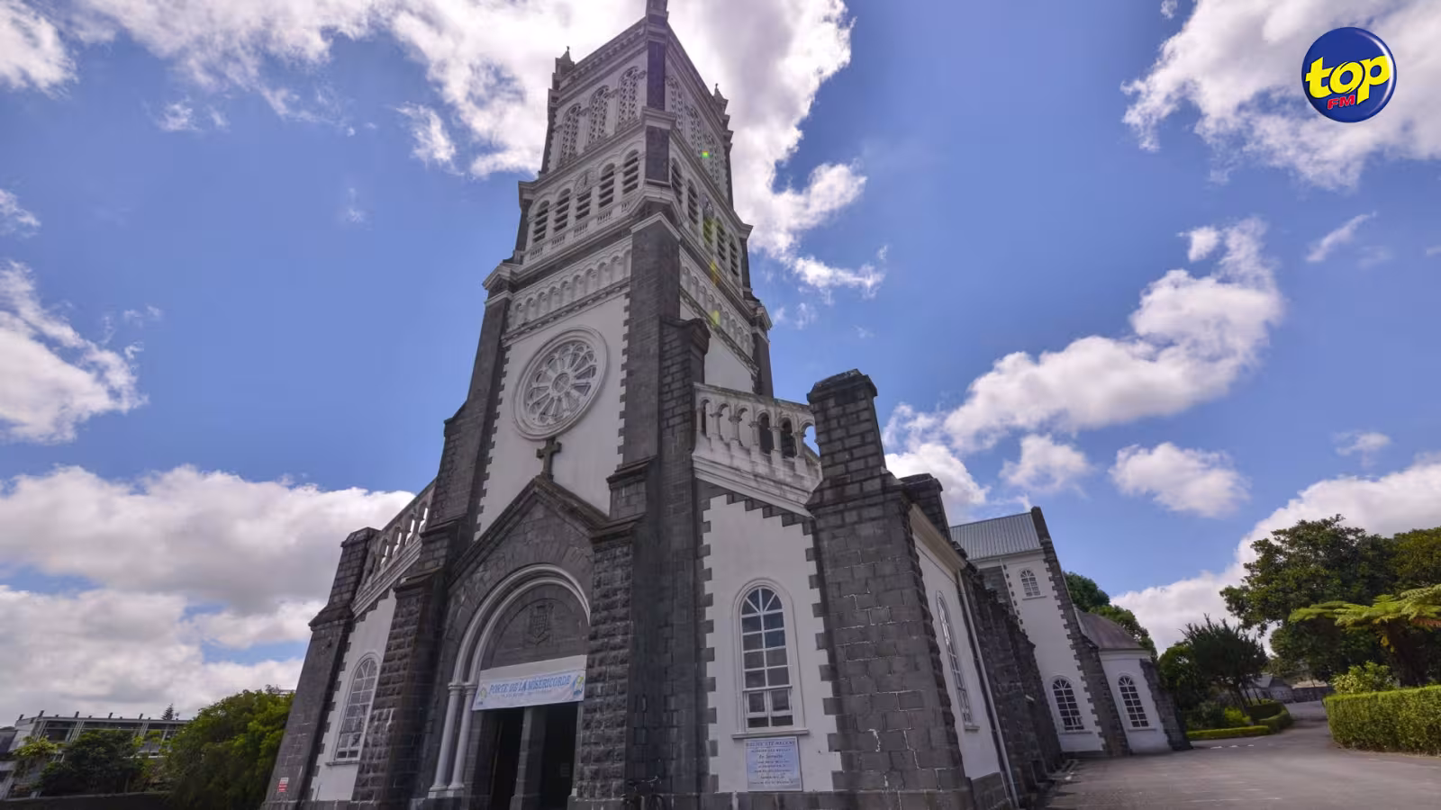 Autre appel du ministère de la Santé : Si vous avez assisté à la messe du 6 mars dernier à l’église St Hélène, Curepipe, prenez contact avec le ministère de la Santé…