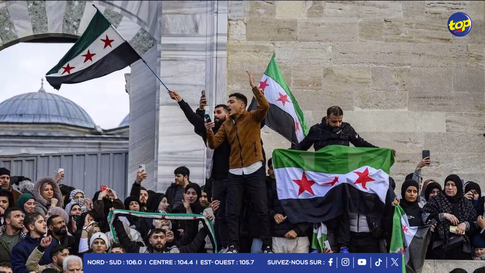 Syrie: Raqqa célèbre le nouveau drapeau, symbole de la révolution, et espère voir le pays réunifié
