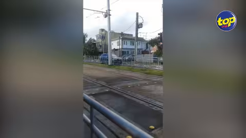 À la croisée de Sadally : des automobilistes et des piétons préviennent face à un gros danger ; les feux de signalisation ne fonctionnent pas alors que le Metro Express, les voitures et les piétons doivent utiliser à tour de rôle cette intersection.