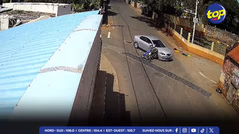 Circule sur les réseaux sociaux: La vidéo d'un accident fatal survenu ce mardi à Roche-Bois impliquant une motocyclette et une voiture. 