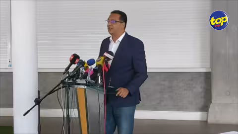 Faisant un parallèle avec la situation en Grande Bretagne : « À Maurice, certains ne savent que s’enrichir… ils ne comprennent pas le terme patriotisme », s’insurge Roshi Bhadain