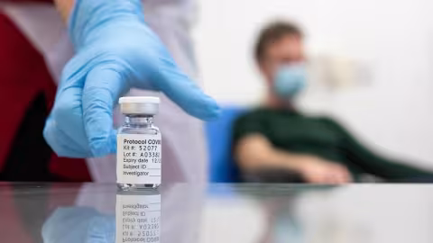 Covid : le régulateur européen approuve le vaccin AstraZeneca/Oxford pour les plus de 18 ans
