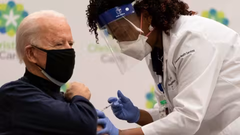 Qui a peur du vaccin Pfizer : Biden, 78 ans, se fait vacciner en public