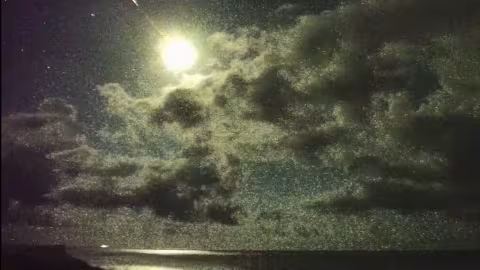 Un météore explose quatre fois  avec 4 bangs soniques dans l’atmosphère terrestre