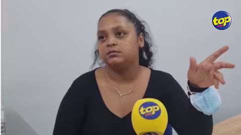 Vidéo accablante en circulation montrant la perquisition chez Wayne Attock : ‘‘Li pas bon acoz zot bann foss travay kizot ine fer mo bann zenfan bizin paye le pot cassé,’’ déplore son épouse Capricia 