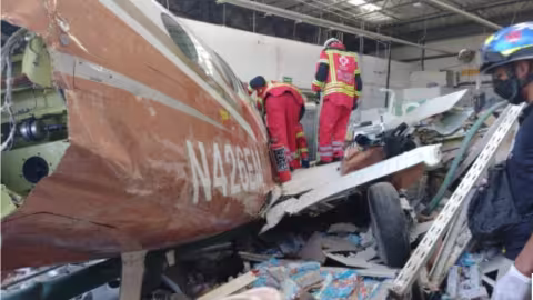 Atterrissage d’un avion sur une autoroute : 1 mort et plusieurs blessés