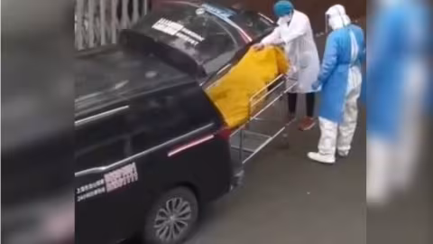 Une vidéo choquante montre un homme vivant emmené à la morgue de Shanghai